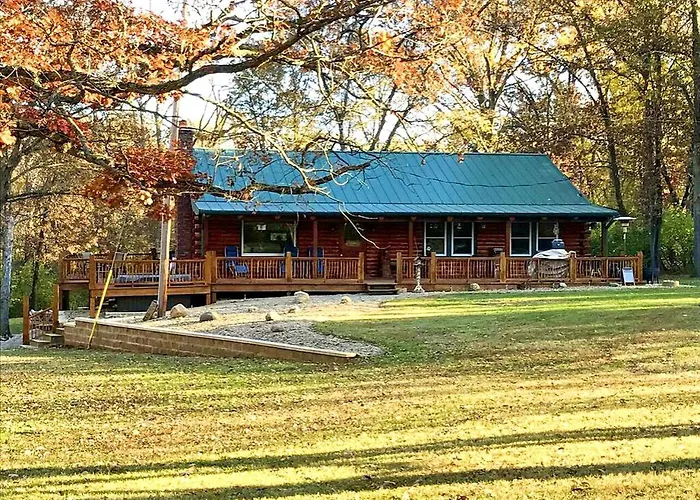 Charming Log Getaway With Private Hot Tub Near Decatur, Illinois * Decatur
