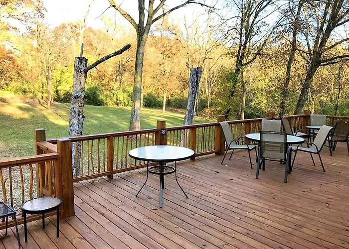 Сasa de vacaciones Charming Log Getaway With Private Hot Tub Near Decatur, Illinois Decatur
