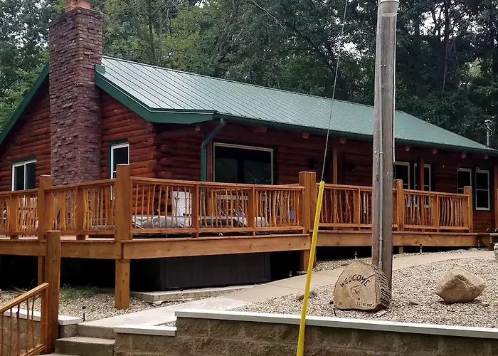 Сasa de vacaciones Charming Log Getaway With Private Hot Tub Near Decatur, Illinois *