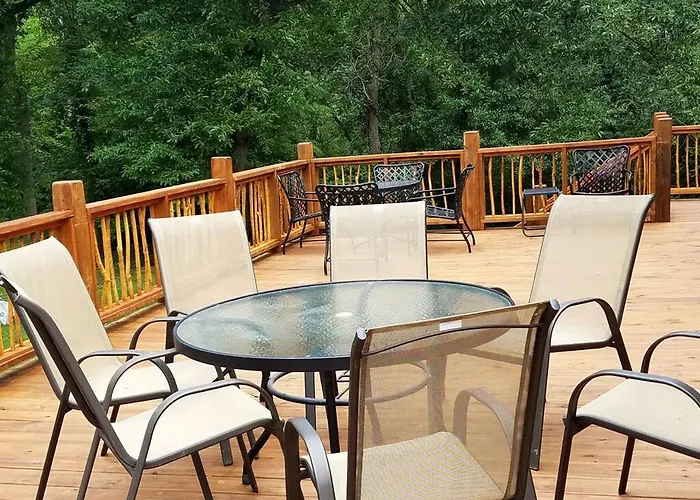 Сasa de vacaciones Charming Log Getaway With Private Hot Tub Near Decatur, Illinois Decatur