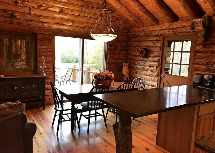 Сasa de vacaciones Charming Log Getaway With Private Hot Tub Near Decatur, Illinois