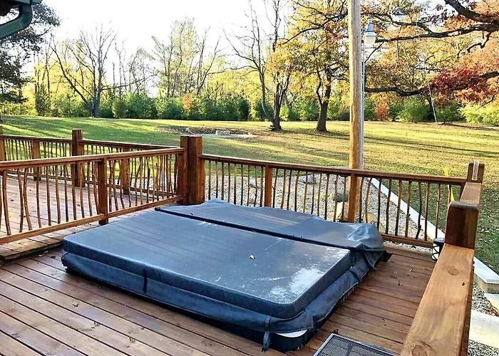Charming Log Getaway With Private Hot Tub Near Decatur, Illinois