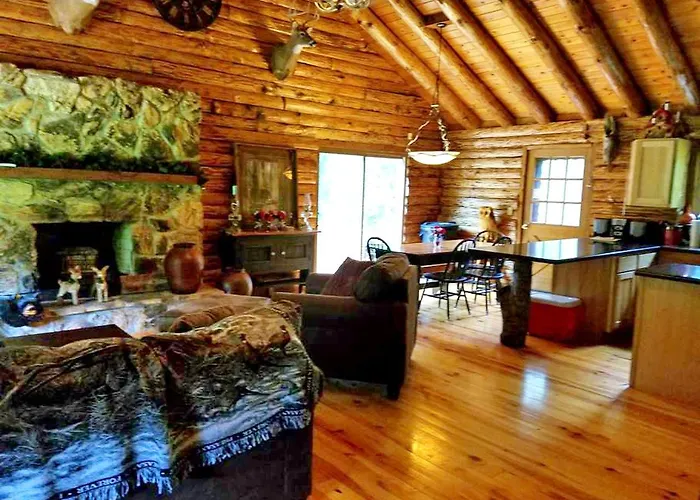 Сasa de vacaciones Charming Log Getaway With Private Hot Tub Near Decatur, Illinois Decatur