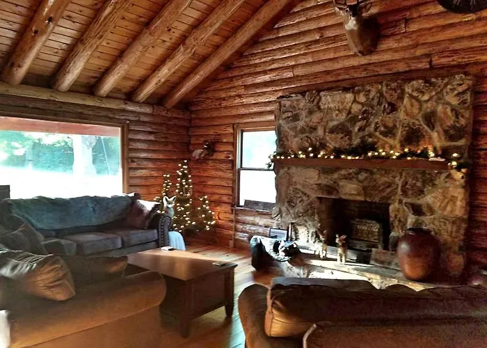 Charming Log Getaway With Private Hot Tub Near Decatur, Illinois Сasa de vacaciones