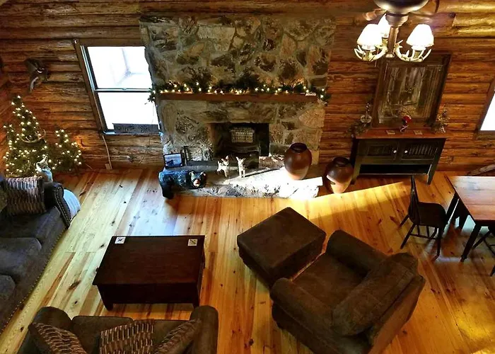 Сasa de vacaciones Charming Log Getaway With Private Hot Tub Near Decatur, Illinois *