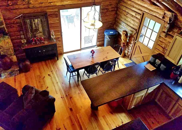 Charming Log Getaway With Private Hot Tub Near Decatur, Illinois Сasa de vacaciones