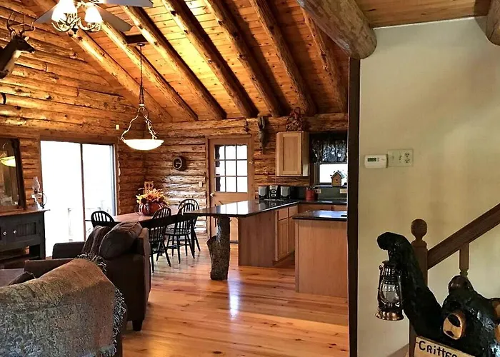 Сasa de vacaciones Charming Log Getaway With Private Hot Tub Near Decatur, Illinois Decatur