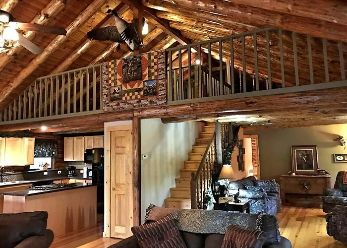 Сasa de vacaciones Charming Log Getaway With Private Hot Tub Near Decatur, Illinois *