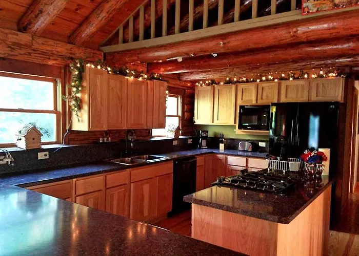 Сasa de vacaciones Charming Log Getaway With Private Hot Tub Near Decatur, Illinois