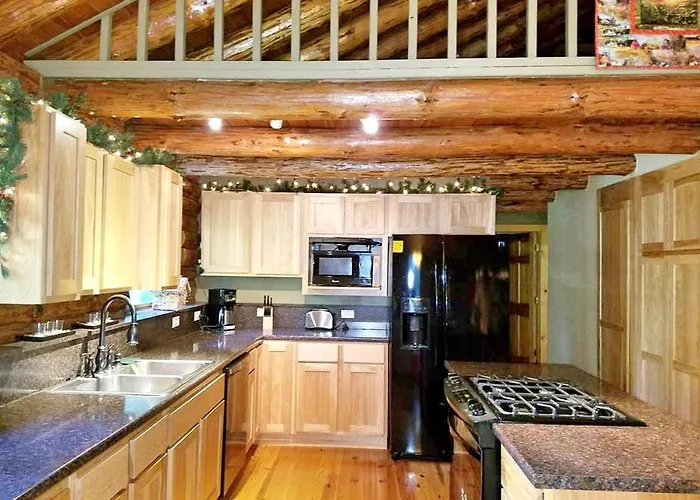 Charming Log Getaway With Private Hot Tub Near Decatur, Illinois *