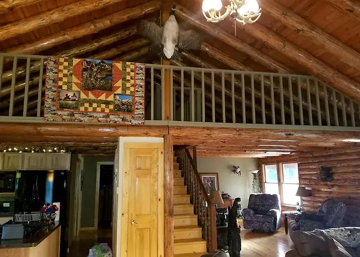 Сasa de vacaciones Charming Log Getaway With Private Hot Tub Near Decatur, Illinois *