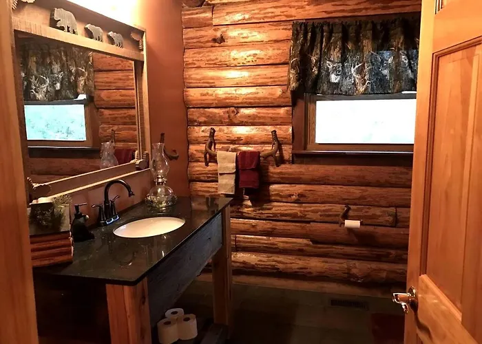 Сasa de vacaciones Charming Log Getaway With Private Hot Tub Near Decatur, Illinois