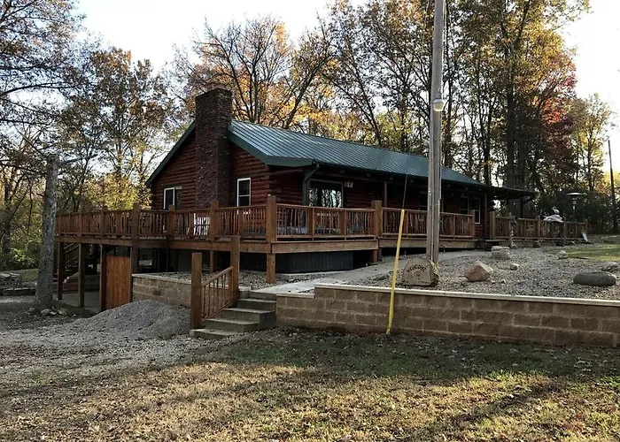 Сasa de vacaciones Charming Log Getaway With Private Hot Tub Near Decatur, Illinois Decatur