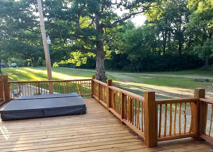Charming Log Getaway With Private Hot Tub Near Decatur, Illinois Сasa de vacaciones