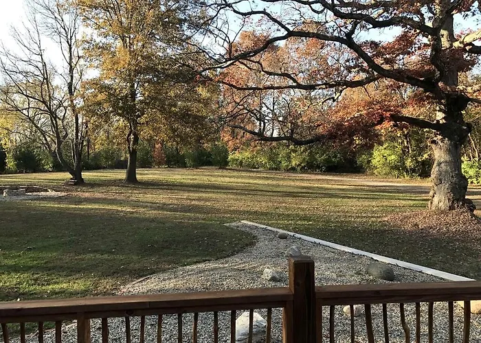 Charming Log Getaway With Private Hot Tub Near Decatur, Illinois *